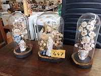Lot 447 - globes met maria en bloemen. 3 stuks - afbeelding 1 van  5