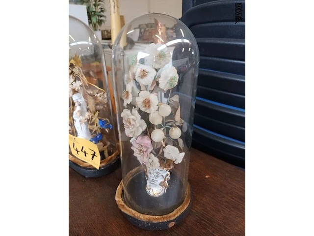 Lot 447 - globes met maria en bloemen. 3 stuks - afbeelding 2 van  5