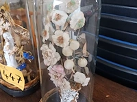 Lot 447 - globes met maria en bloemen. 3 stuks - afbeelding 2 van  5