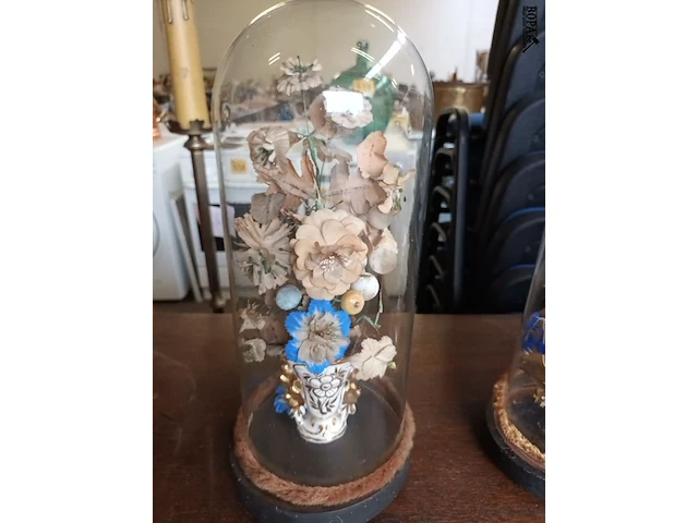Lot 447 - globes met maria en bloemen. 3 stuks - afbeelding 4 van  5
