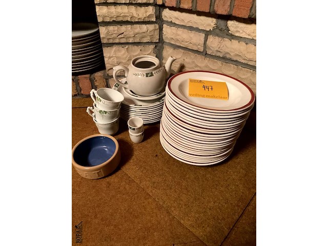 Lot 447 - stapel diepe borden/koffieservies - afbeelding 1 van  3