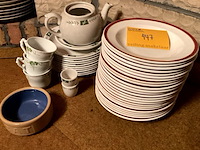 Lot 447 - stapel diepe borden/koffieservies - afbeelding 1 van  3