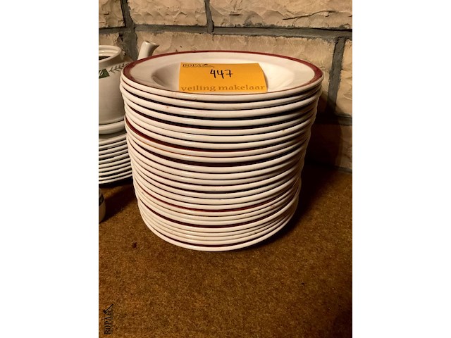 Lot 447 - stapel diepe borden/koffieservies - afbeelding 2 van  3