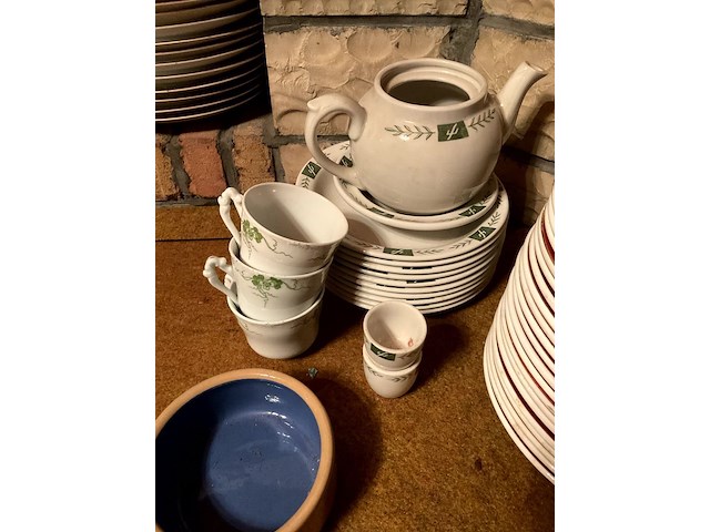 Lot 447 - stapel diepe borden/koffieservies - afbeelding 3 van  3