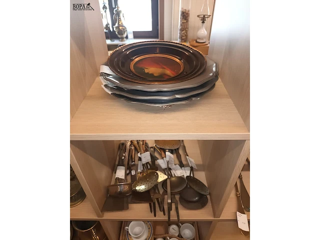 Lot 448 - koperwerk, decoratie en huisraad - afbeelding 2 van  3