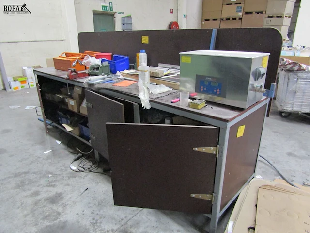 Lot 448 - werktafel met kastruimte - afbeelding 1 van  8