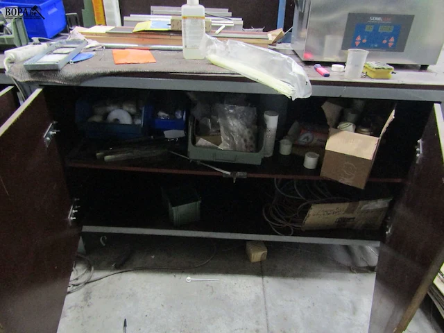 Lot 448 - werktafel met kastruimte - afbeelding 4 van  8