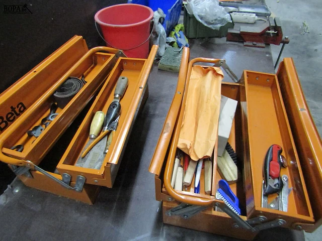 Lot 448 - werktafel met kastruimte - afbeelding 6 van  8