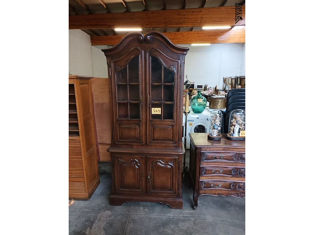 Lot 449 - eiken vitrine kast - afbeelding 1 van  4