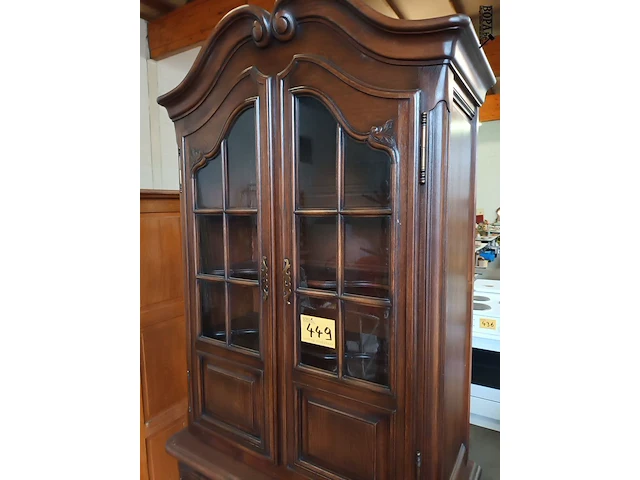 Lot 449 - eiken vitrine kast - afbeelding 2 van  4