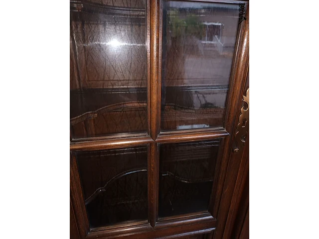 Lot 449 - eiken vitrine kast - afbeelding 4 van  4