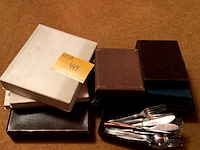 Lot 449 - koffertjes met bestek inox/klein aantal bestek verzilverd of - afbeelding 1 van  8