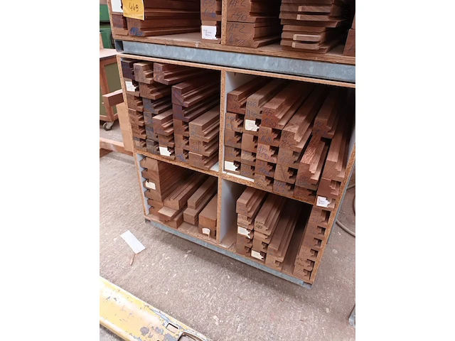 Lot 449 - lot houten latten en profielen - afbeelding 1 van  2