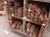 Lot 449 - lot houten latten en profielen - afbeelding 1 van  2