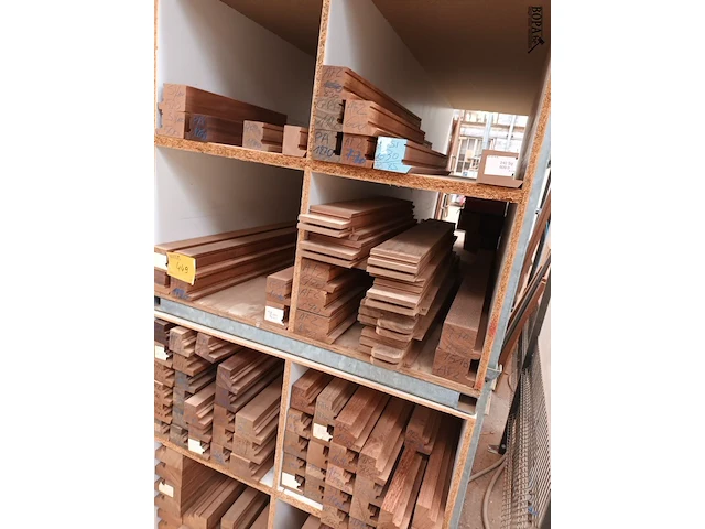 Lot 449 - lot houten latten en profielen - afbeelding 2 van  2