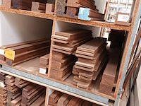 Lot 449 - lot houten latten en profielen - afbeelding 2 van  2
