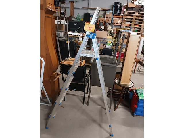 Lot 45 - aluminium trapladder - afbeelding 1 van  2