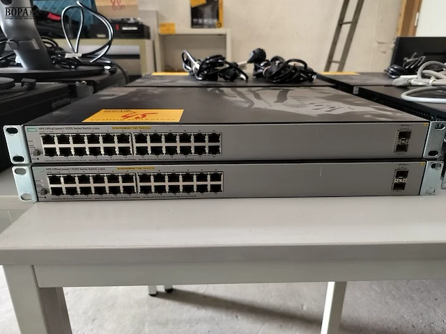 Lot 45 - hp officeconnect switchen - 2 stuks - afbeelding 1 van  3