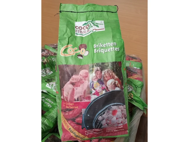Lot 45 - kokos briketten - afbeelding 2 van  4