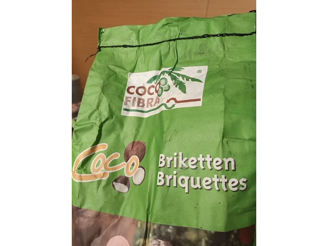 Lot 45 - kokos briketten - afbeelding 4 van  4