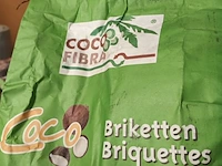 Lot 45 - kokos briketten - afbeelding 4 van  4