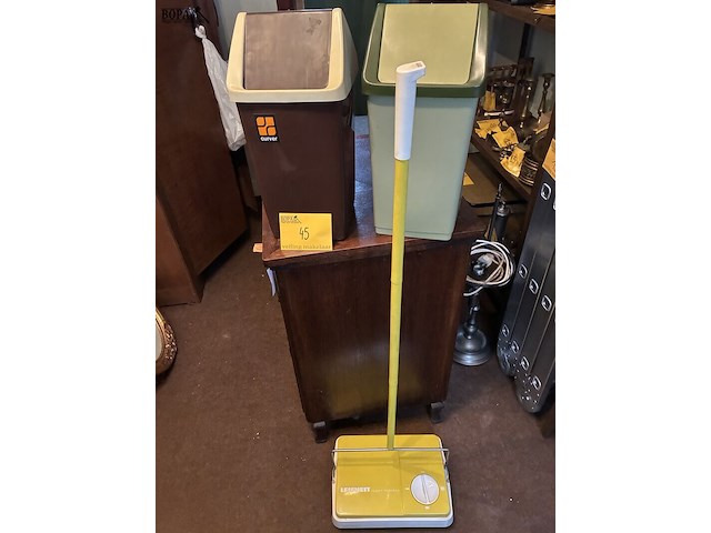 Lot 45 - leifheit tapijtroller en 2 vuilbakjes curver, 3 stuks - afbeelding 1 van  3