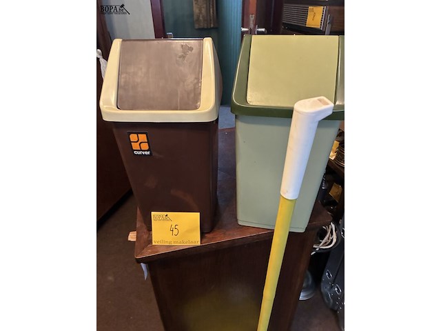 Lot 45 - leifheit tapijtroller en 2 vuilbakjes curver, 3 stuks - afbeelding 2 van  3