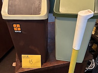 Lot 45 - leifheit tapijtroller en 2 vuilbakjes curver, 3 stuks - afbeelding 2 van  3