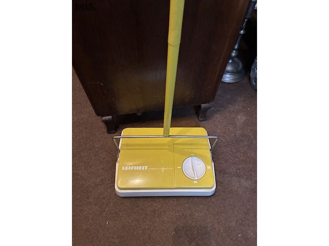 Lot 45 - leifheit tapijtroller en 2 vuilbakjes curver, 3 stuks - afbeelding 3 van  3