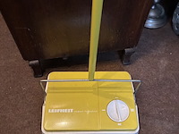 Lot 45 - leifheit tapijtroller en 2 vuilbakjes curver, 3 stuks - afbeelding 3 van  3