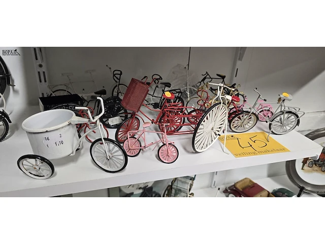 Lot 45 - lotje mini metalen fietsjes ong 14 stuks - afbeelding 1 van  3