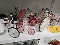 Lot 45 - lotje mini metalen fietsjes ong 14 stuks - afbeelding 1 van  3