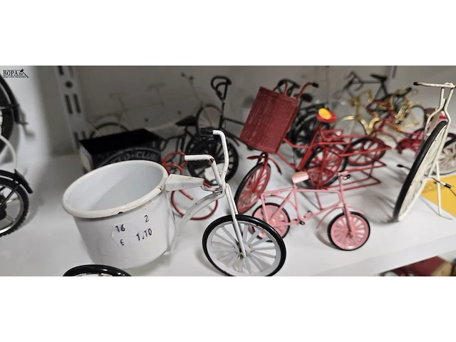 Lot 45 - lotje mini metalen fietsjes ong 14 stuks - afbeelding 2 van  3
