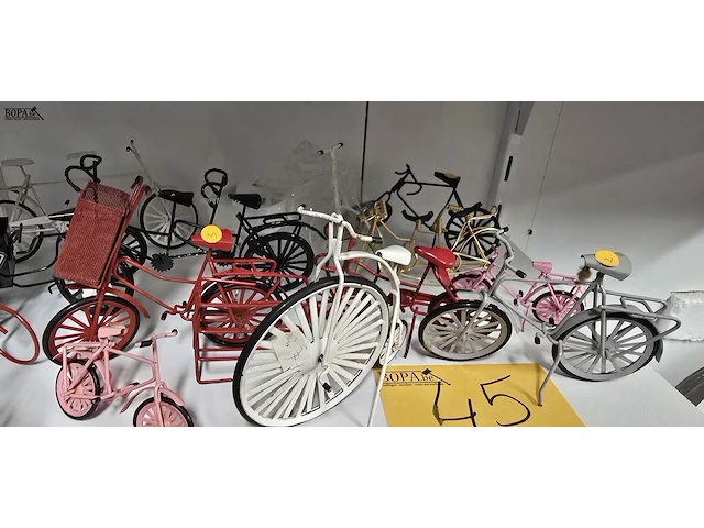 Lot 45 - lotje mini metalen fietsjes ong 14 stuks - afbeelding 3 van  3