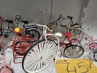 Lot 45 - lotje mini metalen fietsjes ong 14 stuks - afbeelding 3 van  3