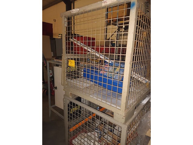 Lot 45 - metalen stapelkooi met inhoud. 2 stuks - afbeelding 1 van  4