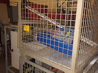 Lot 45 - metalen stapelkooi met inhoud. 2 stuks - afbeelding 1 van  4