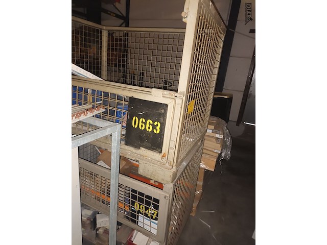 Lot 45 - metalen stapelkooi met inhoud. 2 stuks - afbeelding 2 van  4