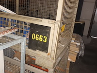 Lot 45 - metalen stapelkooi met inhoud. 2 stuks - afbeelding 2 van  4