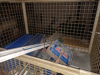 Lot 45 - metalen stapelkooi met inhoud. 2 stuks - afbeelding 3 van  4