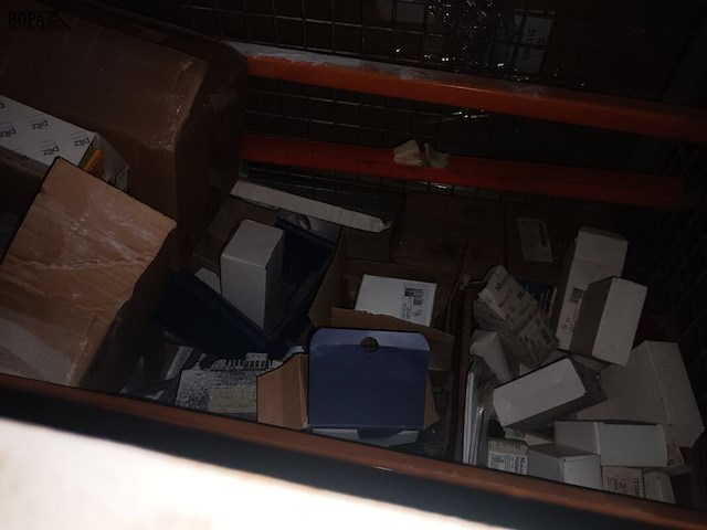 Lot 45 - metalen stapelkooi met inhoud. 2 stuks - afbeelding 4 van  4