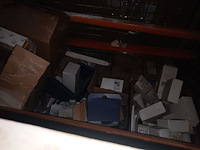 Lot 45 - metalen stapelkooi met inhoud. 2 stuks - afbeelding 4 van  4