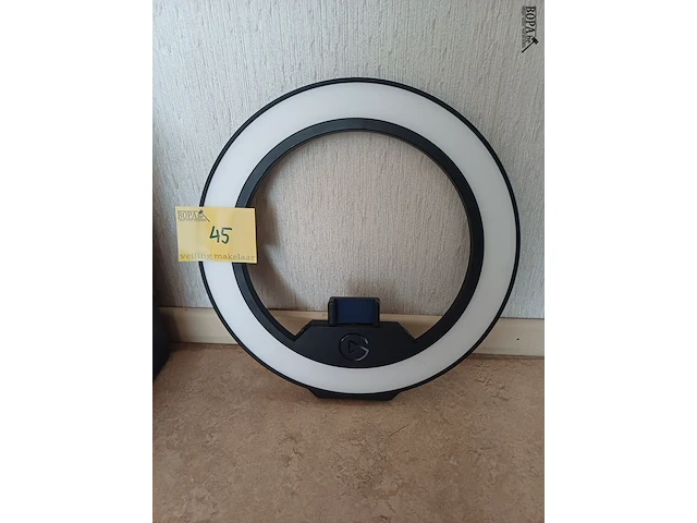 Lot 45 - ringlight - afbeelding 1 van  3