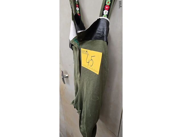 Lot 45 - tirolpakje met hoed - afbeelding 3 van  3