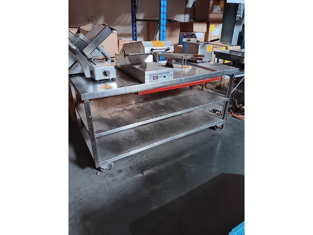 Lot 45 - verrolbare rvs werktafel met snijplank - afbeelding 1 van  3