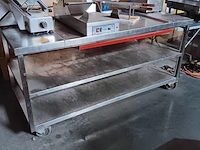Lot 45 - verrolbare rvs werktafel met snijplank - afbeelding 1 van  3