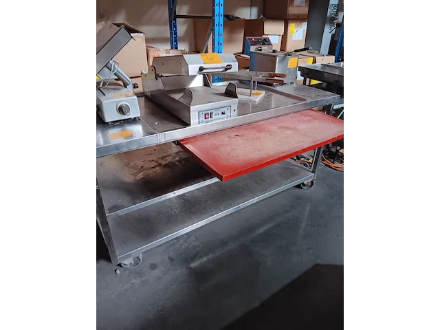 Lot 45 - verrolbare rvs werktafel met snijplank - afbeelding 2 van  3