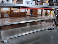 Lot 45 - verrolbare rvs werktafel met snijplank - afbeelding 3 van  3