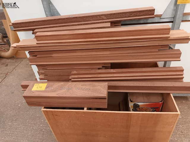 Lot 450 - houten bak met resten hout - afbeelding 1 van  3