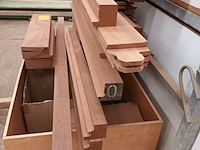 Lot 450 - houten bak met resten hout - afbeelding 2 van  3